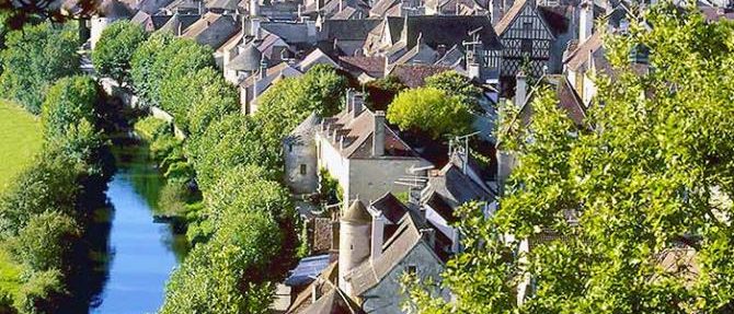 la cité médiévale de Noyers-sur-Serein, classée parmi "Les Plus Beaux Villages de France"